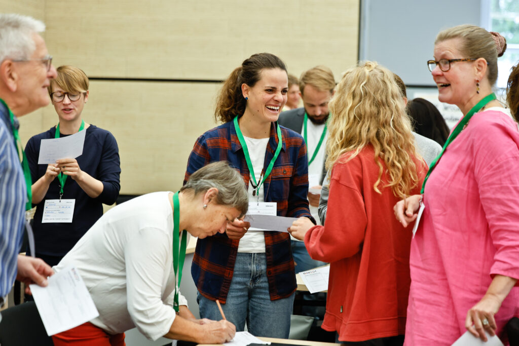 muntere Begegnung zwischen Teilnehmenden des Open Day Barcamps