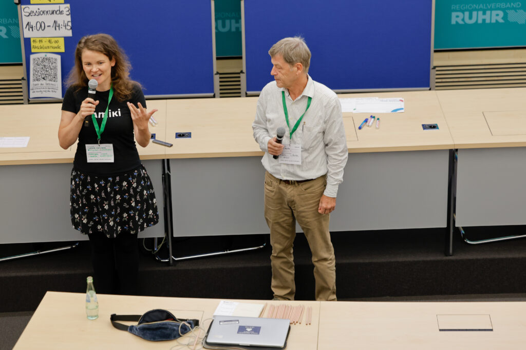 Lena Grüber und Klemens Gieles eröffnen das Barcamp