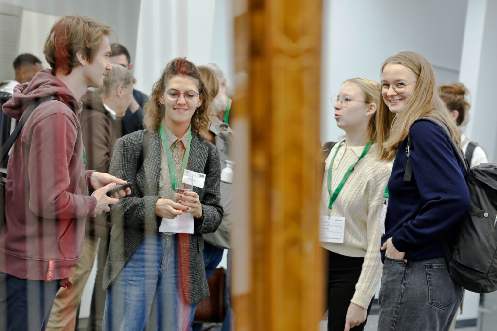 4 Youpan-mitglieder im Foyer