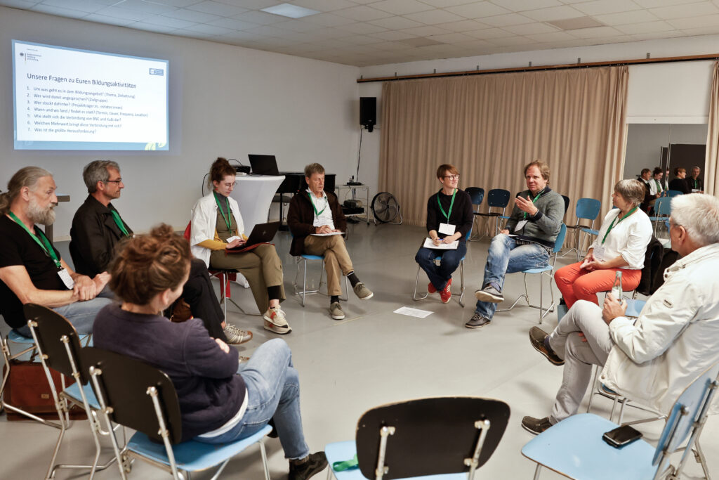 Runde zur Kulturellen Bildung, 9 Menschen im Stuhlkreis